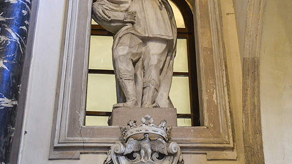 Statua Marmorea della Chiesa dei Santa Cosma e Damiano
