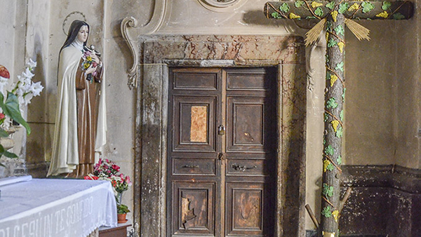 Porta in legno della Chiesa di San Pietro Apostolo