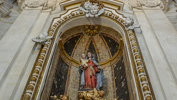 Statua della Vergine nella Chiesa di San Pietro Apostolo