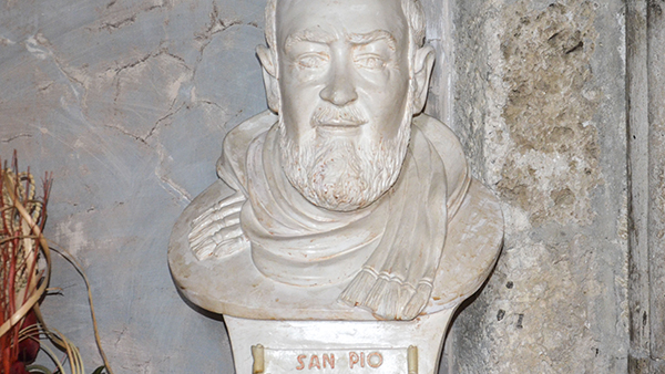 Statua di Padre Pio Chiesa di San Salvatore