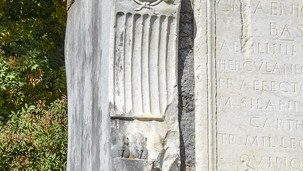 Colonna del Monumento di Caio Menio Basso