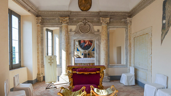 Palazzo Cenci Bolognetti - Altare della Cappella