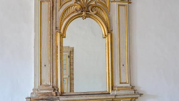 Specchiera all'interno del Palazzo Cenci Bolognetti